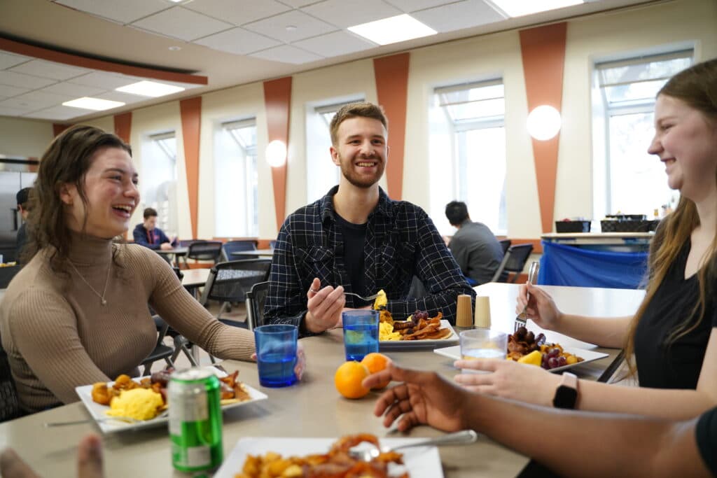 Persona disfrutando de un café como cliente
